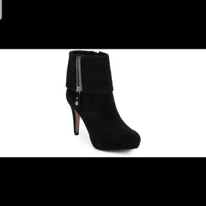 👢Adrienne Vittadini POPPERS black suede booties